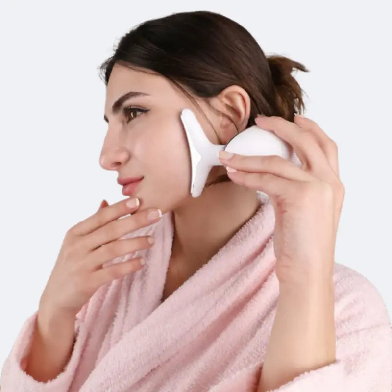 Un massage du visage à la maison